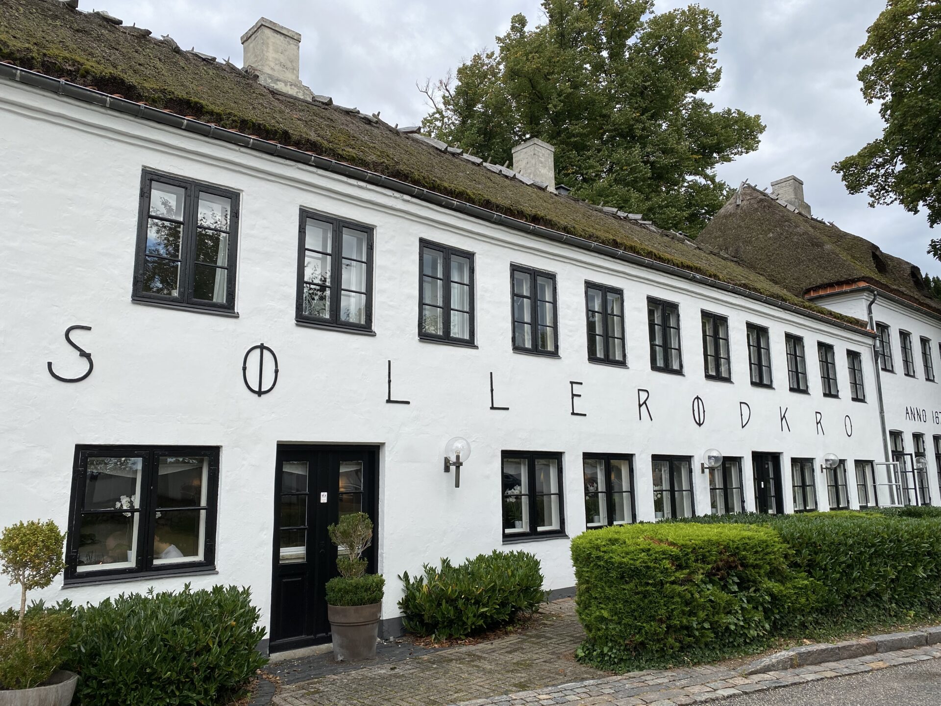 Suveræn søndags-glamour frokost på Søllerød Kro - Taking a bite